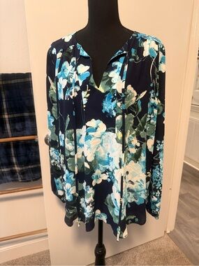 NEW 7th Avenue by NYCo Navy Floral V-Neck Blouse with floral Accents